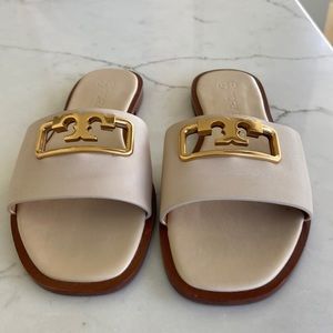 Beautiful color Tory Burch flat Sandals